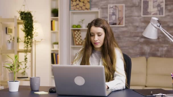 Fille travaillant sur ordinateur portable à partir du bureau à la maison — Video