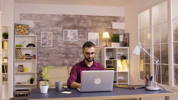 Snygg kaukasisk frilansare arbetar på laptop hemifrån. — Stockvideo