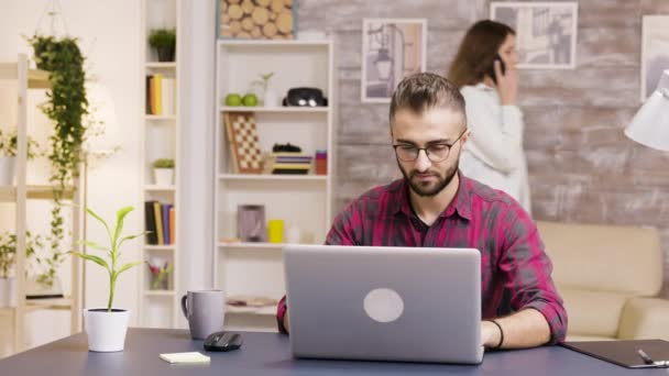 Freelancer animado depois de ler uma boa notícia no laptop — Vídeo de Stock