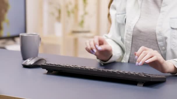 Close up de freelancer feminino digitando no computador — Vídeo de Stock