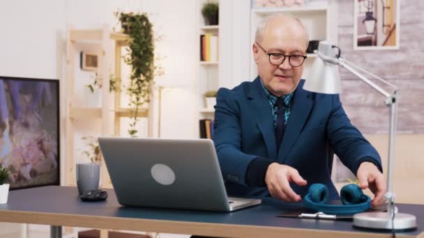 Senior oude man luistert muziek op hoofdtelefoon — Stockvideo