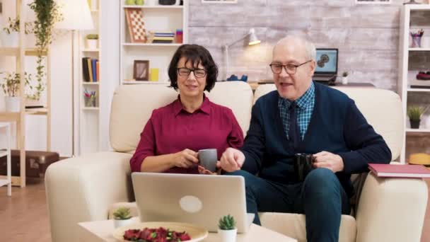 Couple de personnes âgées utilisant la technologie moderne — Video