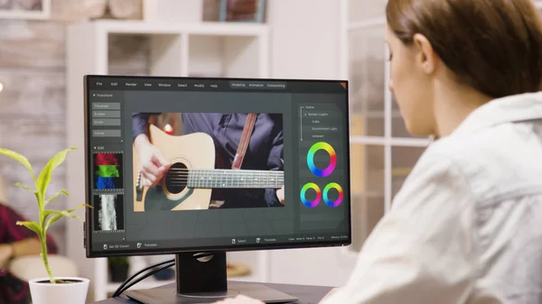 Over shoulder footage of female content creator working on a video — Stock Photo, Image