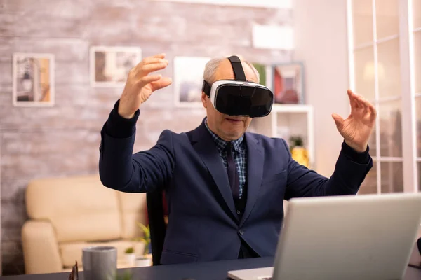 Homem idoso experimentando nova tecnologia de realidade virtual pela primeira vez — Fotografia de Stock