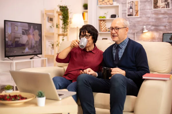 Idosos casal de idosos usando laptop moderno para conversar com seu neto — Fotografia de Stock