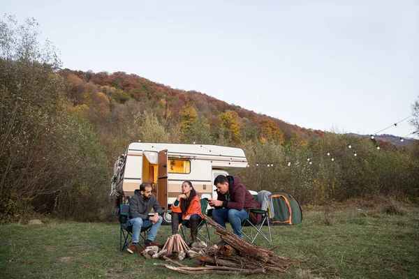 Grupp vänner camping tillsammans i bergen — Stockfoto