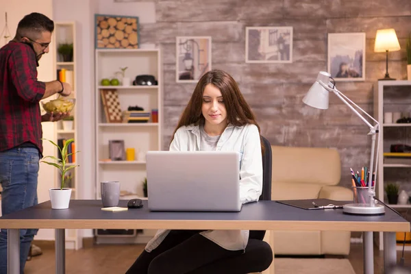 Namorada trabalhando no laptop na sala de estar — Fotografia de Stock