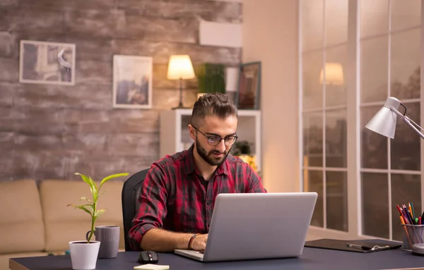 Portré szakállas szabadúszó dolgozik laptop otthonról — Stock Fotó