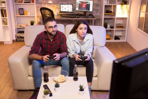 Концентрована молода пара під час гри у відеоігри — стокове фото