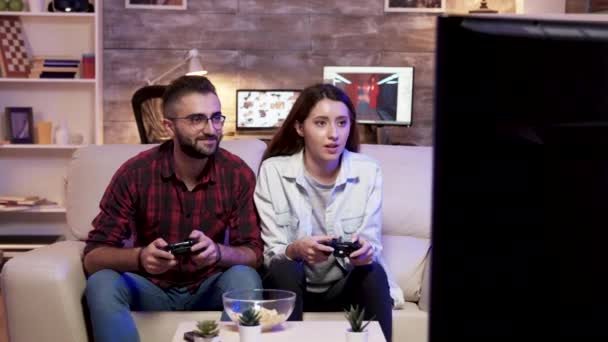 Paar geven high five na het spelen van video games — Stockvideo