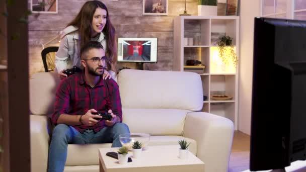 텔레비전 에서 비디오 게임 을 하는 사람 — 비디오