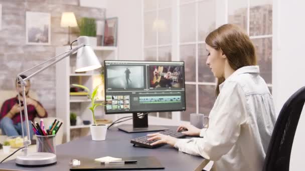 Vista laterale dell'editor video che lavora su un progetto — Video Stock