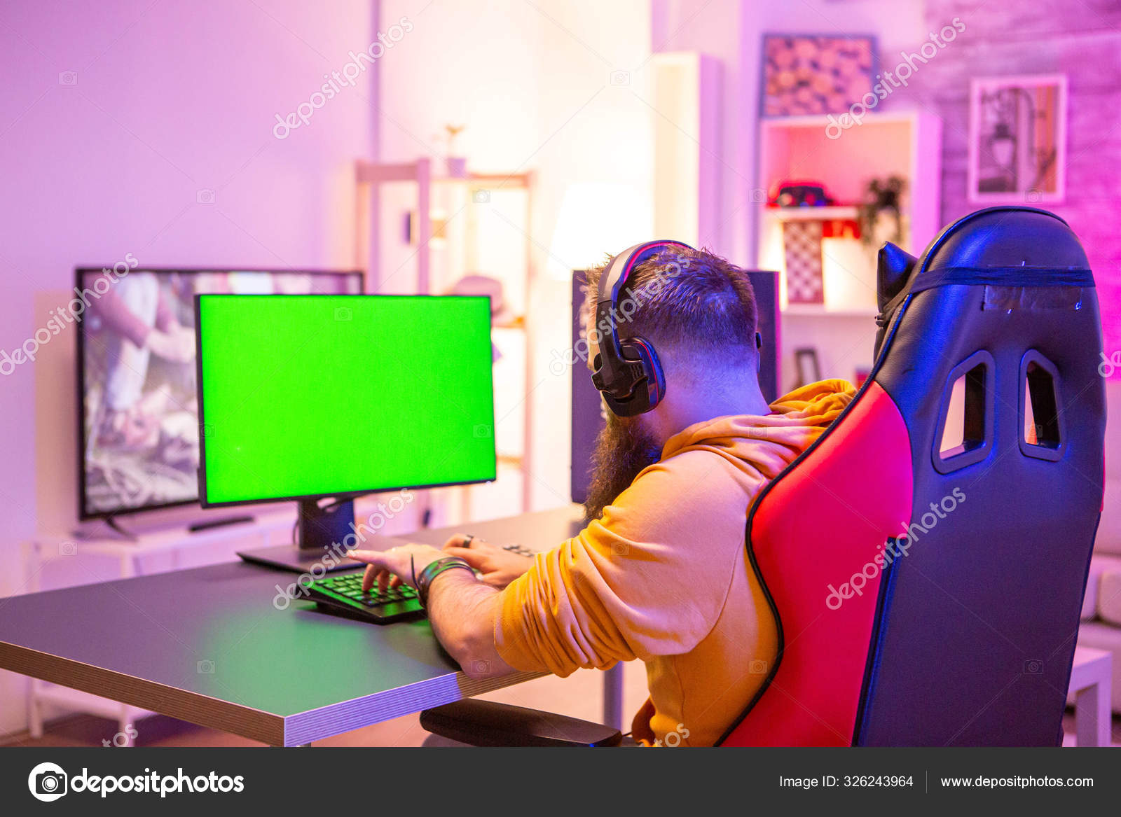 Homem afro-americano jogando atirador espacial multijogador rápido usando a  configuração de jogos para pc se divertindo na sala de estar em casa. gamer  streaming de jogo de simulação online enquanto fala no fone de ouvido.