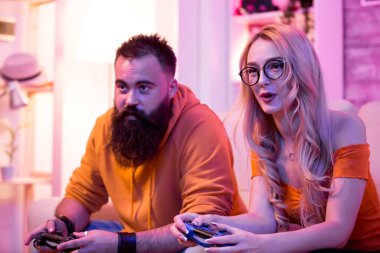Televizyonda online oyunlar oynayan bir çift aşık