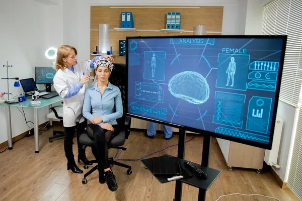 扫描过程中显示大脑活动的屏幕 — 图库照片