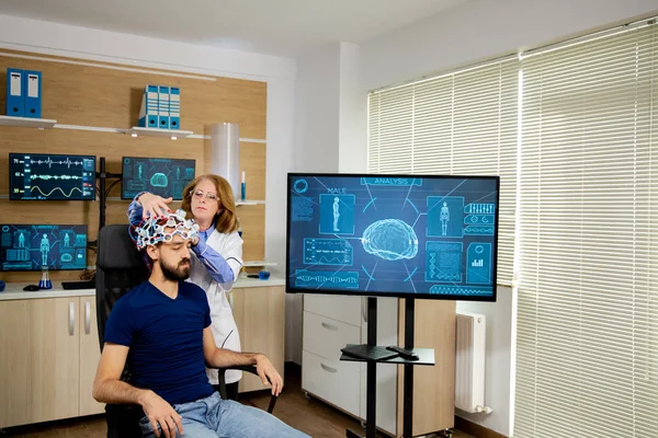 Patient qui subit une procédure de scanner cérébral dans un centre neurologique — Photo
