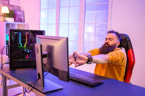 Professionele gamer met lange baard in de voorkant van krachtige gaming tuig — Stockfoto