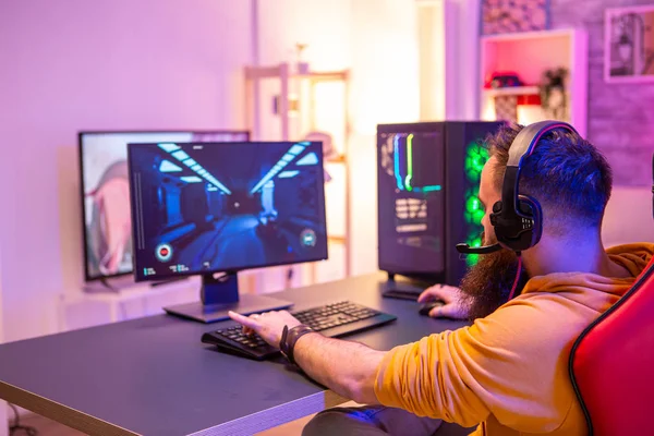 Hipster homem jogando jogos de vídeo profissionais em seu quarto — Fotografia de Stock