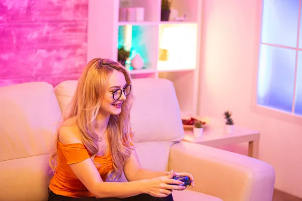 Mooi blond meisje opgewonden tijdens het spelen van video games — Stockfoto