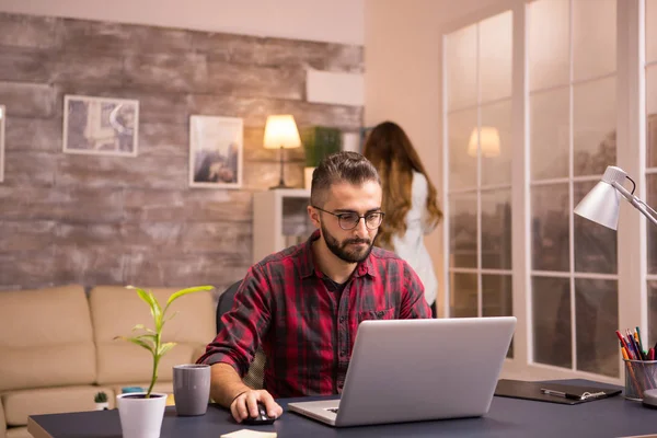 Entrepreneur barbu concentré travaillant sur ordinateur portable de la maison — Photo