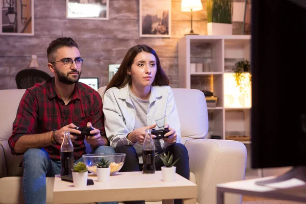 Pasangan muda yang cantik bersenang-senang bermain video game — Stok Foto