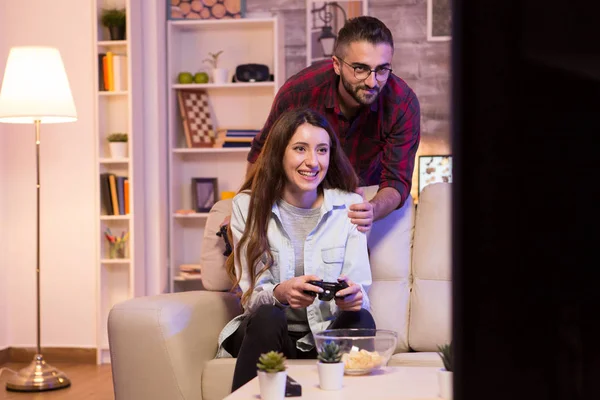 Foto de jovem casal jogando videogames na televisão — Fotografia de Stock
