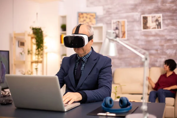 Homem idoso experimentando nova tecnologia de realidade virtual pela primeira vez — Fotografia de Stock