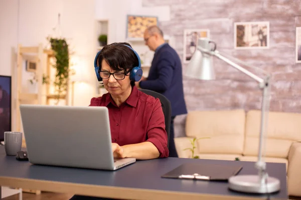 Concetto foto di vecchia signora utilizzando la tecnologia moderna — Foto Stock