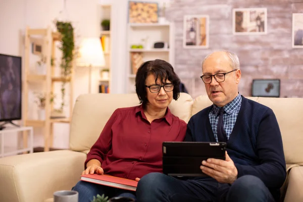 Mooi oud paar met behulp van een digitale tablet om te chatten met hun familie — Stockfoto