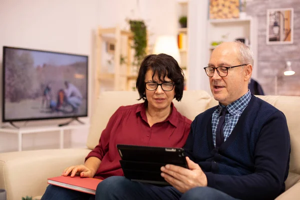 Mooi oud paar met behulp van een digitale tablet om te chatten met hun familie — Stockfoto