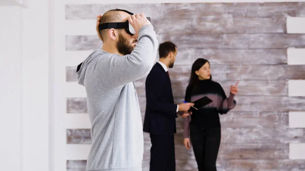 Experiencing virtual reality with headset in new apartment — Stock Photo, Image