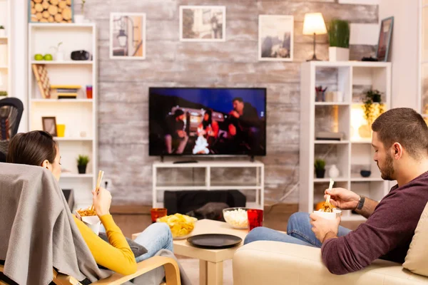 Vista trasera de la pareja en la sala de estar viendo una película en la TV —  Fotos de Stock