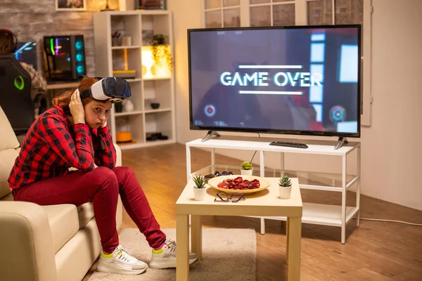 Woman losing at video games while playing using virtual reality headset — Stock Photo, Image
