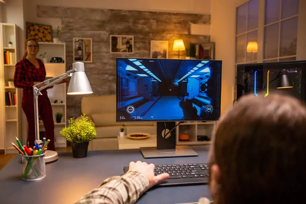 Rückansicht eines professionellen Videospielers, der spät in der Nacht auf einem leistungsstarken PC im Wohnzimmer spielt — Stockfoto