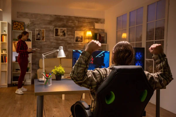 专业视频游戏玩家深夜在客厅玩功能强大的Pc的背景图 — 图库照片