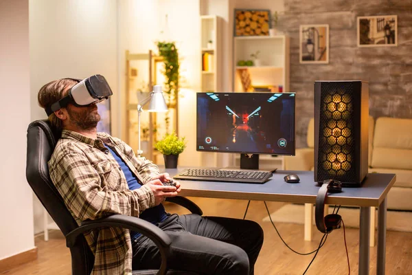 Professionele gamer man met behulp van Vr headset te spelen op krachtige Pc — Stockfoto