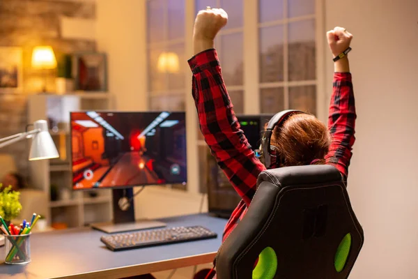 Feliz jugador emocionado ganar un videojuego en línea — Foto de Stock