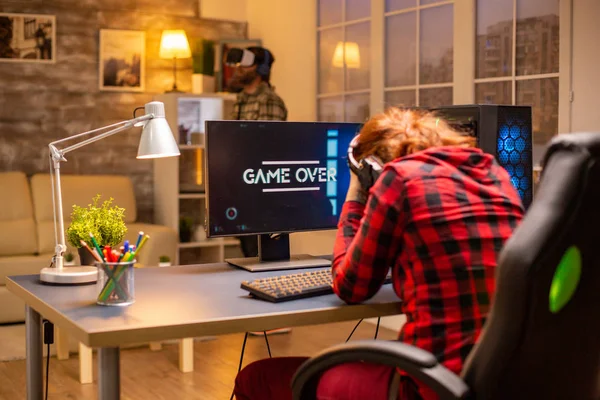 Gamer mulher perdendo em um jogo de vídeo jogando tarde da noite na sala de estar — Fotografia de Stock