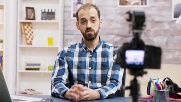 Famoso jovem gravando um vlog para assinantes — Vídeo de Stock