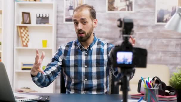 Spännande influencer när du spelar in för hans vlog i vardagsrummet — Stockvideo