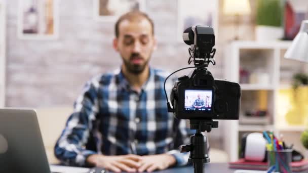 Kreatywny młody człowiek rozmawiający przed kamerą — Wideo stockowe