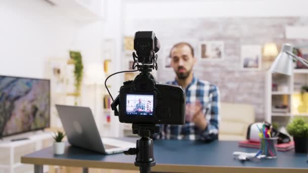 Junge und fröhliche Vlogger-Aufnahmen für Abonnenten — Stockvideo