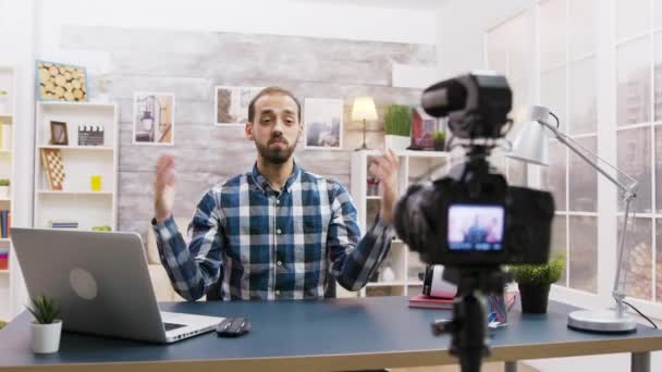 Young vlogger beszél előfizetőivel a közösségi médián — Stock videók