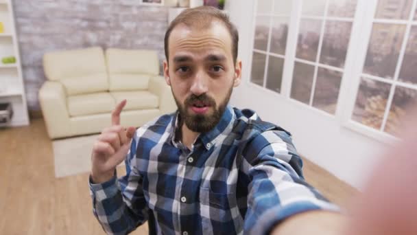 Νεαρός influencer μιλάει με την κάμερα ενώ καταγράφει ένα vlog — Αρχείο Βίντεο