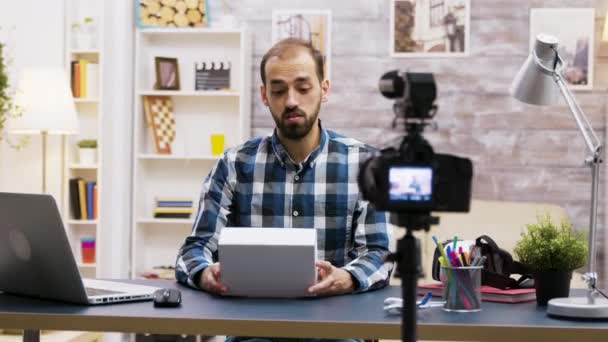 Beau vlogger barbu enregistrant une critique — Video