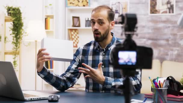 Vlogger tânăr entuziasmat face o revizuire a unui produs — Videoclip de stoc