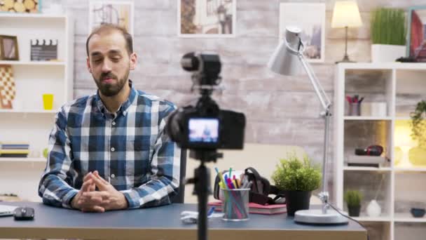 Mladý vlogger představuje zvláštní dárek pro své následovníky — Stock video