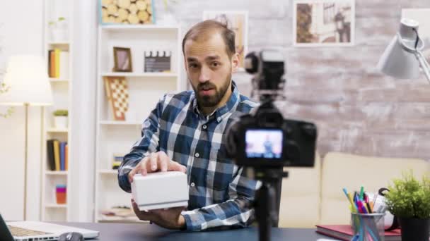 Berømt vlogger som filmer utpakkingen av en telefon – stockvideo