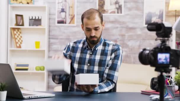 Famoso influenciador de gravação revisão do mouse para flores — Vídeo de Stock