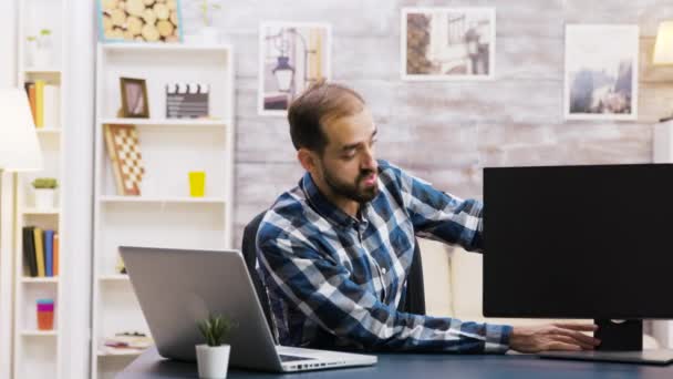 Famoso vlogger filmando lcd monitor revisão para seus seguidores — Vídeo de Stock